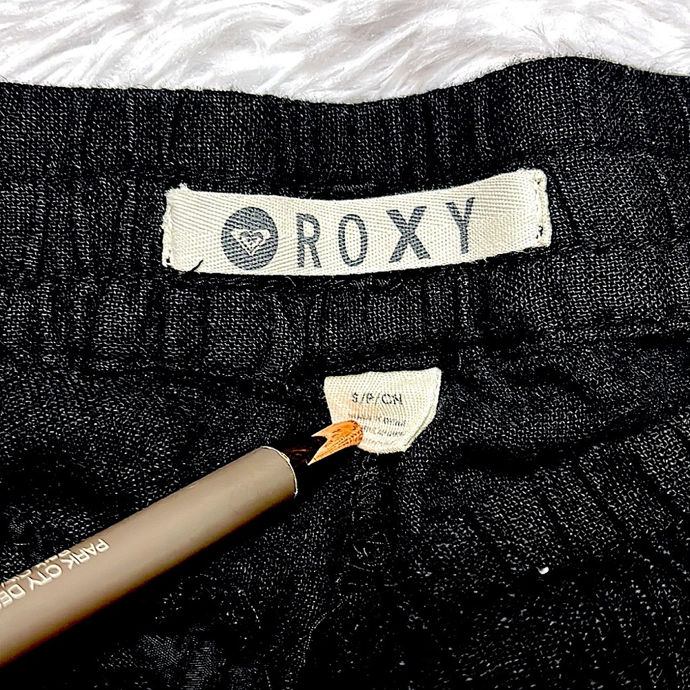 Roxy black beach pants size small 2 back pockets 3 1/2”deep 2 side 4 1/2”deep. - Picture 3 of 8